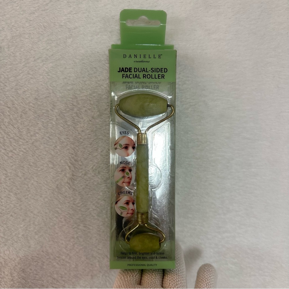 Jade Dual-Sided Facial Roller Green OS - Picture 2 of 5